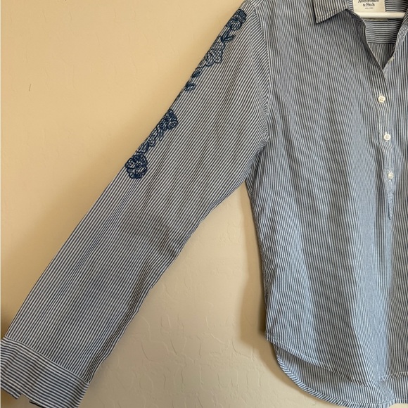 Abercrombie & Fitch Blue White Stripe Popover Embroidered Floral Blouse Top Med - Picture 3 of 8